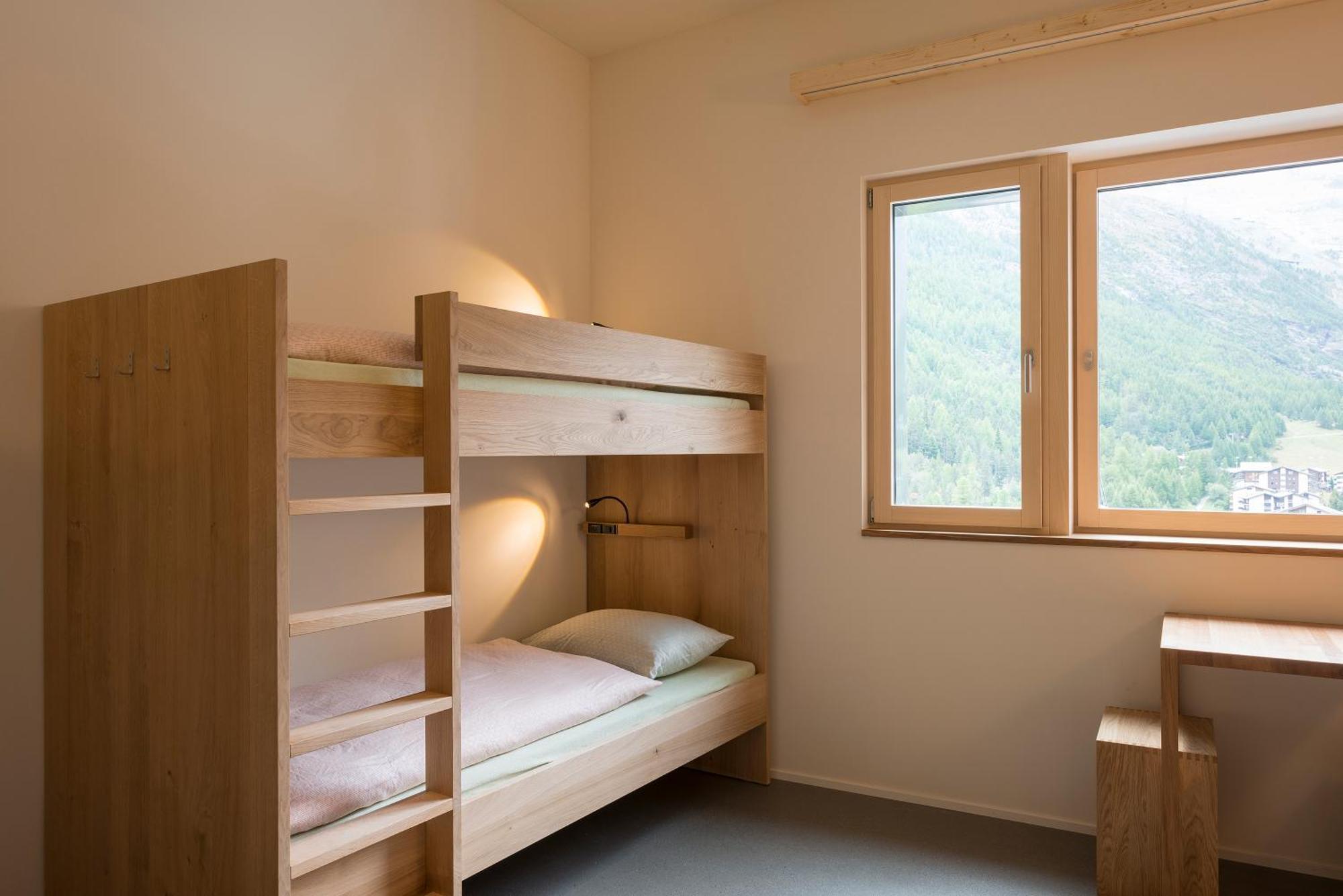 Lit dans Dortoir Mixte de 4 Lits avec Douche - Accès Spa